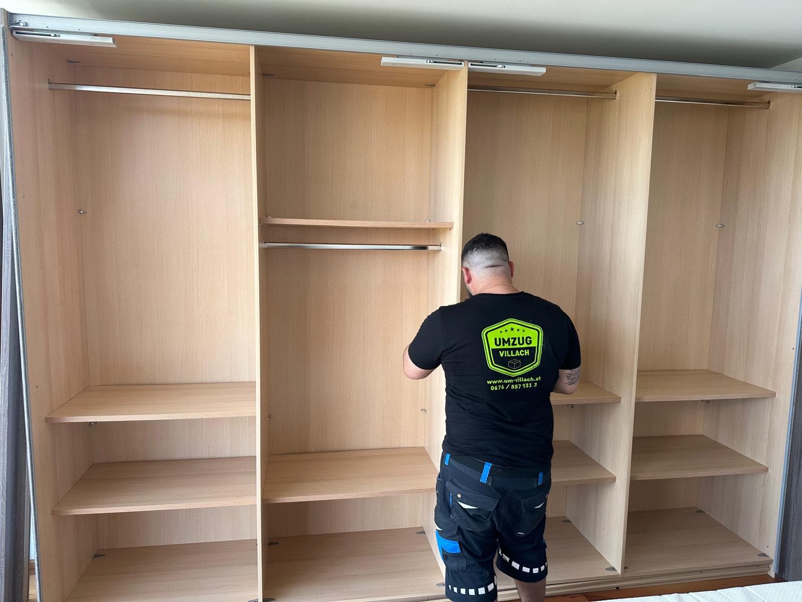 Montage eines Kleiderschranks durch UM-Villach